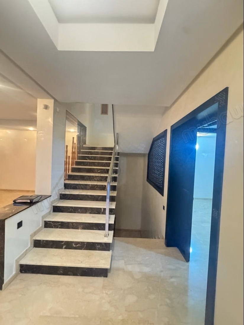 Magnificent villa for rent in Riyad. 8 large rooms. Terrace and garden