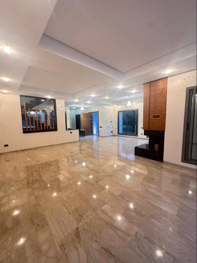 Magnificent villa for rent in Riyad. 8 large rooms. Terrace and garden