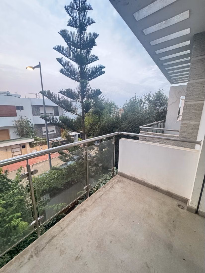 Magnificent villa for rent in Riyad. 8 large rooms. Terrace and garden