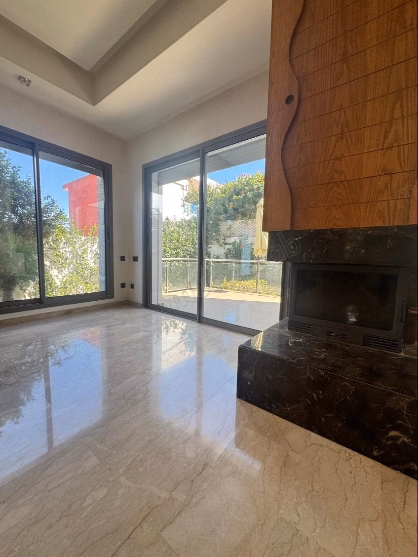 Magnificent villa for rent in Riyad. 8 large rooms. Terrace and garden