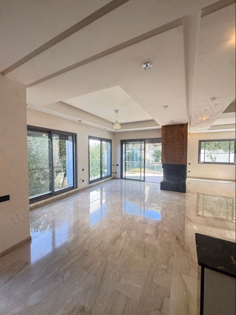 Magnificent villa for rent in Riyad. 8 large rooms. Terrace and garden