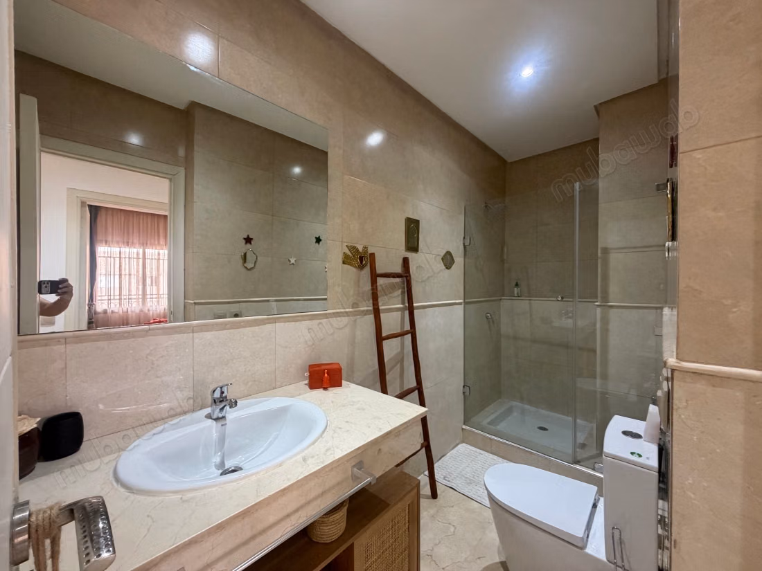 Louez cet appartement à Samlalia. 2 chambres. Service de concierge disponible, climatisation générale