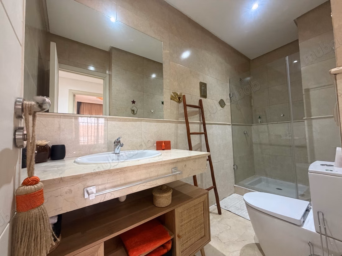 Louez cet appartement à Samlalia. 2 chambres. Service de concierge disponible, climatisation générale