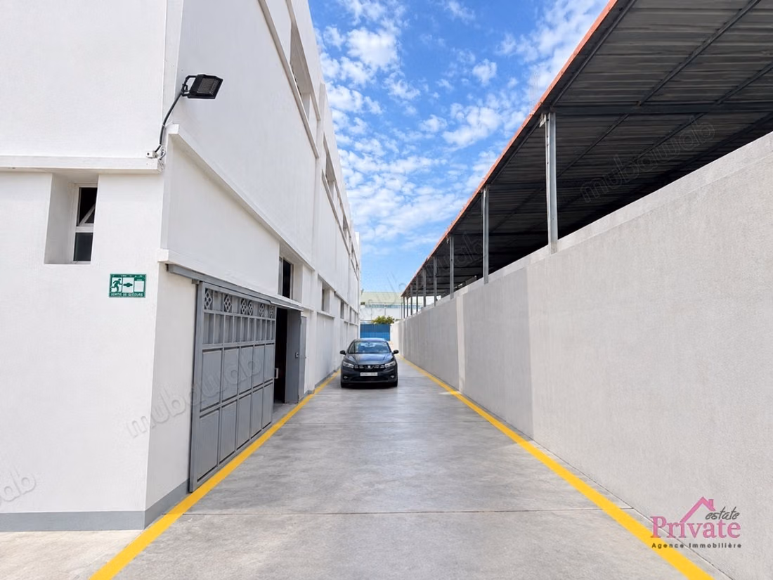 إيجار محل تجاري 800 م² غزناية REF: LZ859