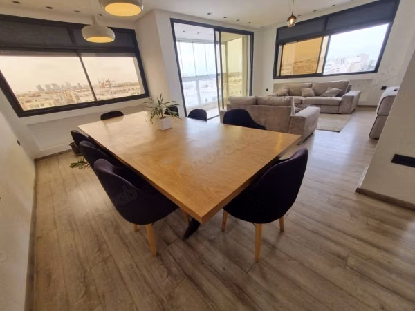Zeer mooi appartement te huur in Maârif. 3 kamers. Goed gemeubileerd