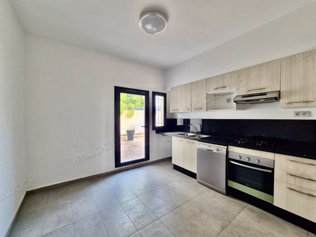 Appartement vide avec grand terrasse Oasis