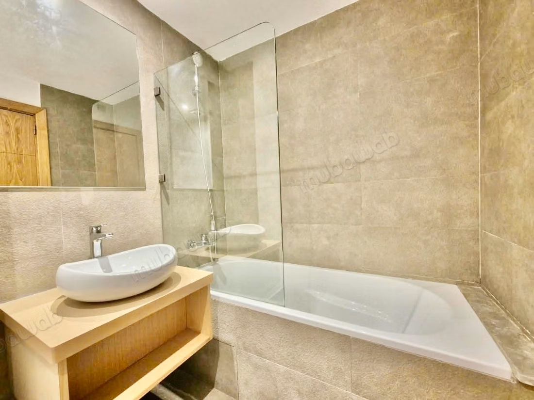 Appartement vide avec grand terrasse Oasis