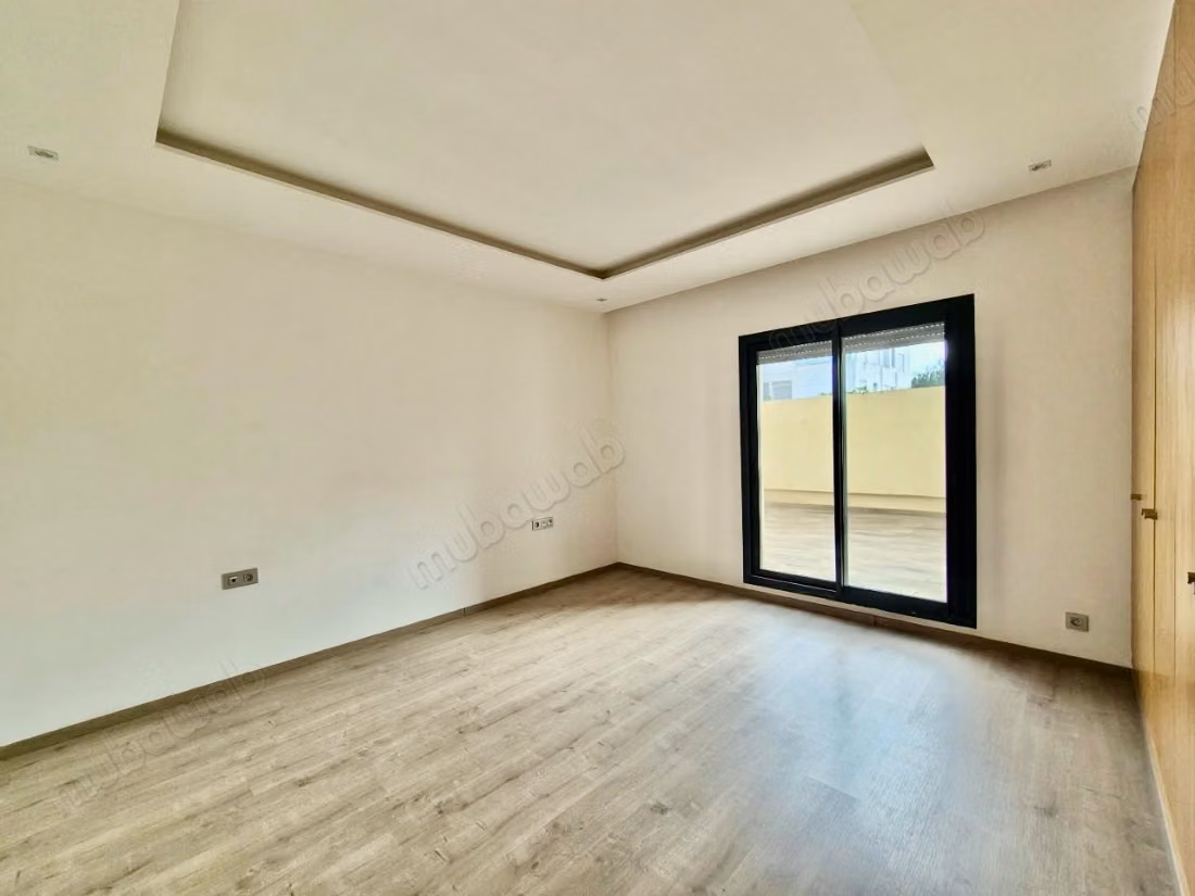 Appartement vide avec grand terrasse Oasis