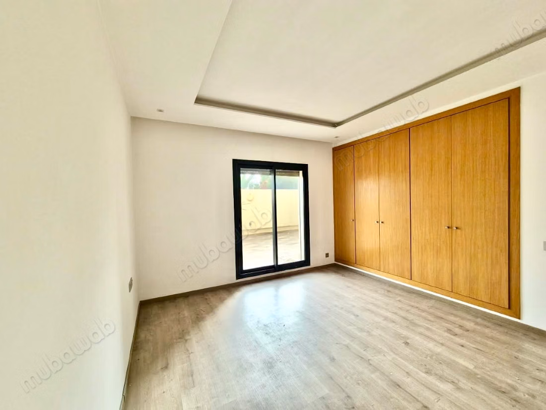 Appartement vide avec grand terrasse Oasis