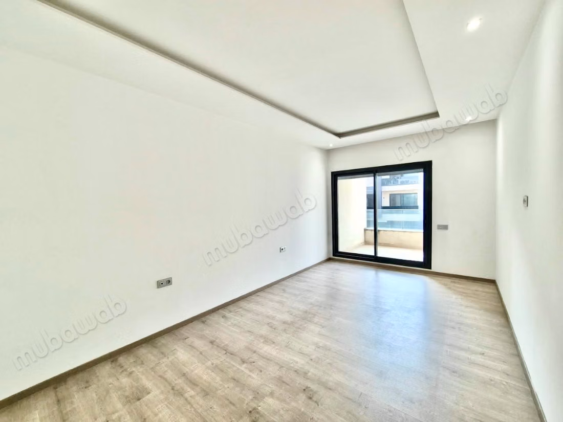 Appartement vide avec grand terrasse Oasis