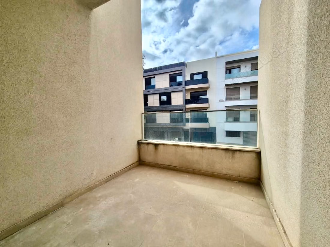 Appartement vide avec grand terrasse Oasis