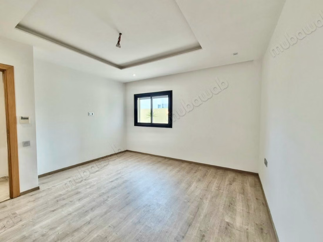 Appartement vide avec grand terrasse Oasis