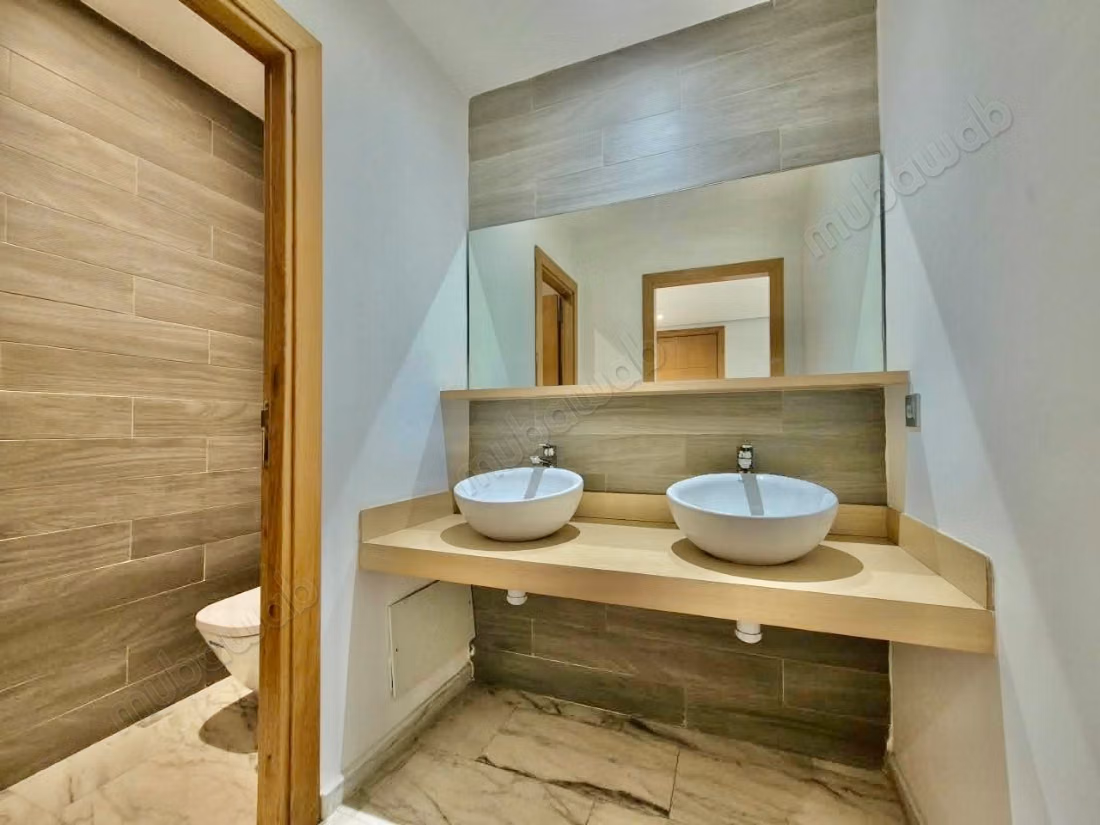 Appartement vide avec grand terrasse Oasis