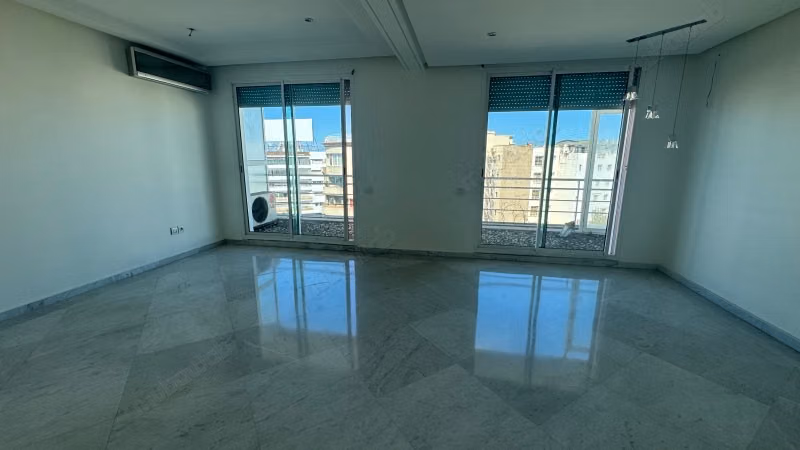 Apartment for sale in Racine. Area 265 m². Elevator and terrace