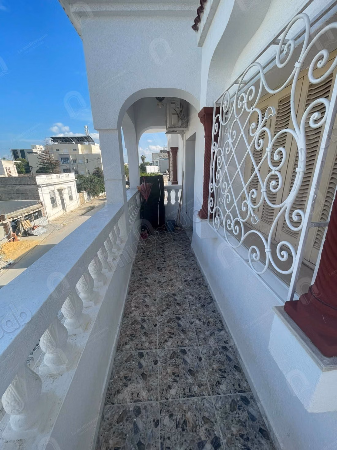 A vendre grande villa avec duplex et studio