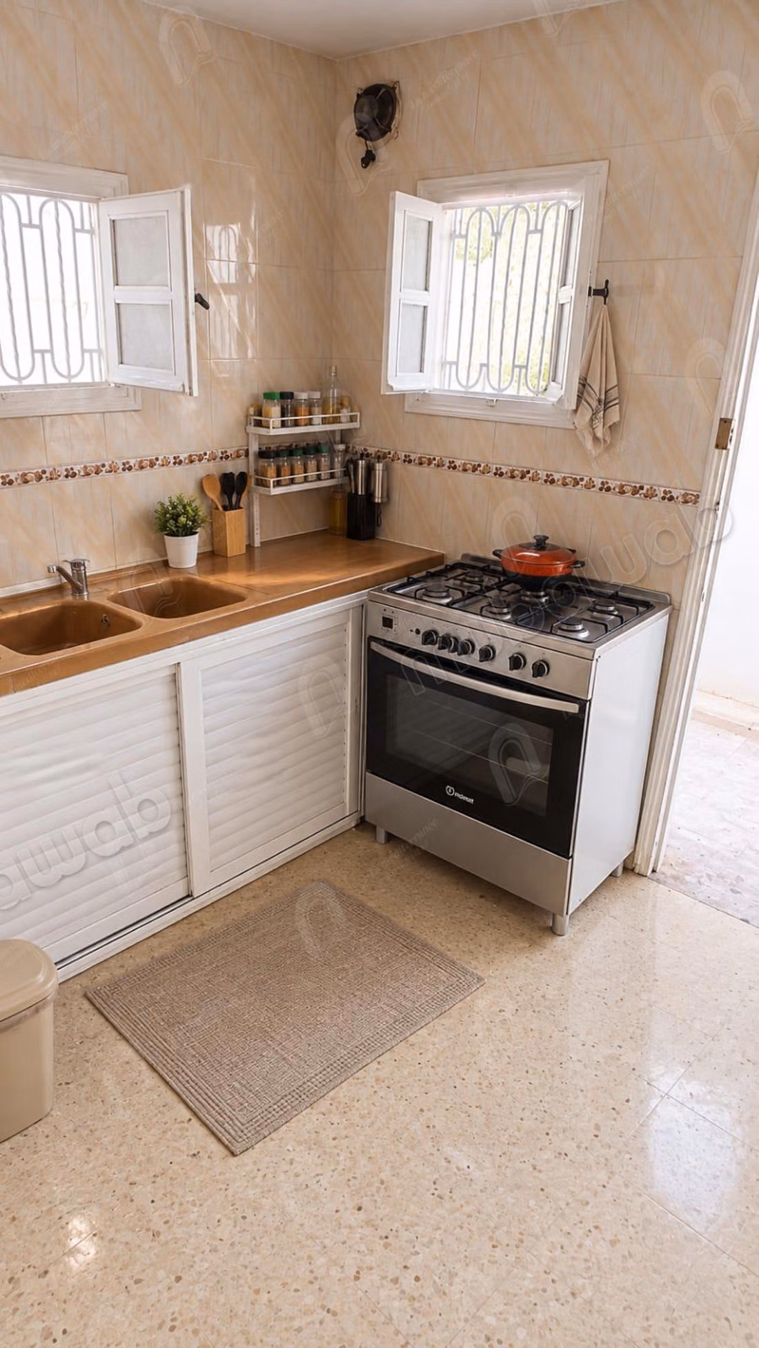 A vendre grande villa avec duplex et studio