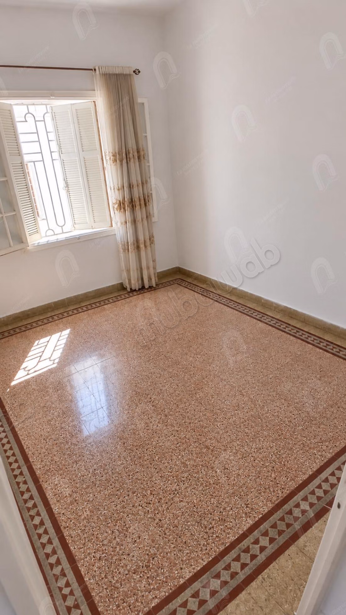 A vendre grande villa avec duplex et studio