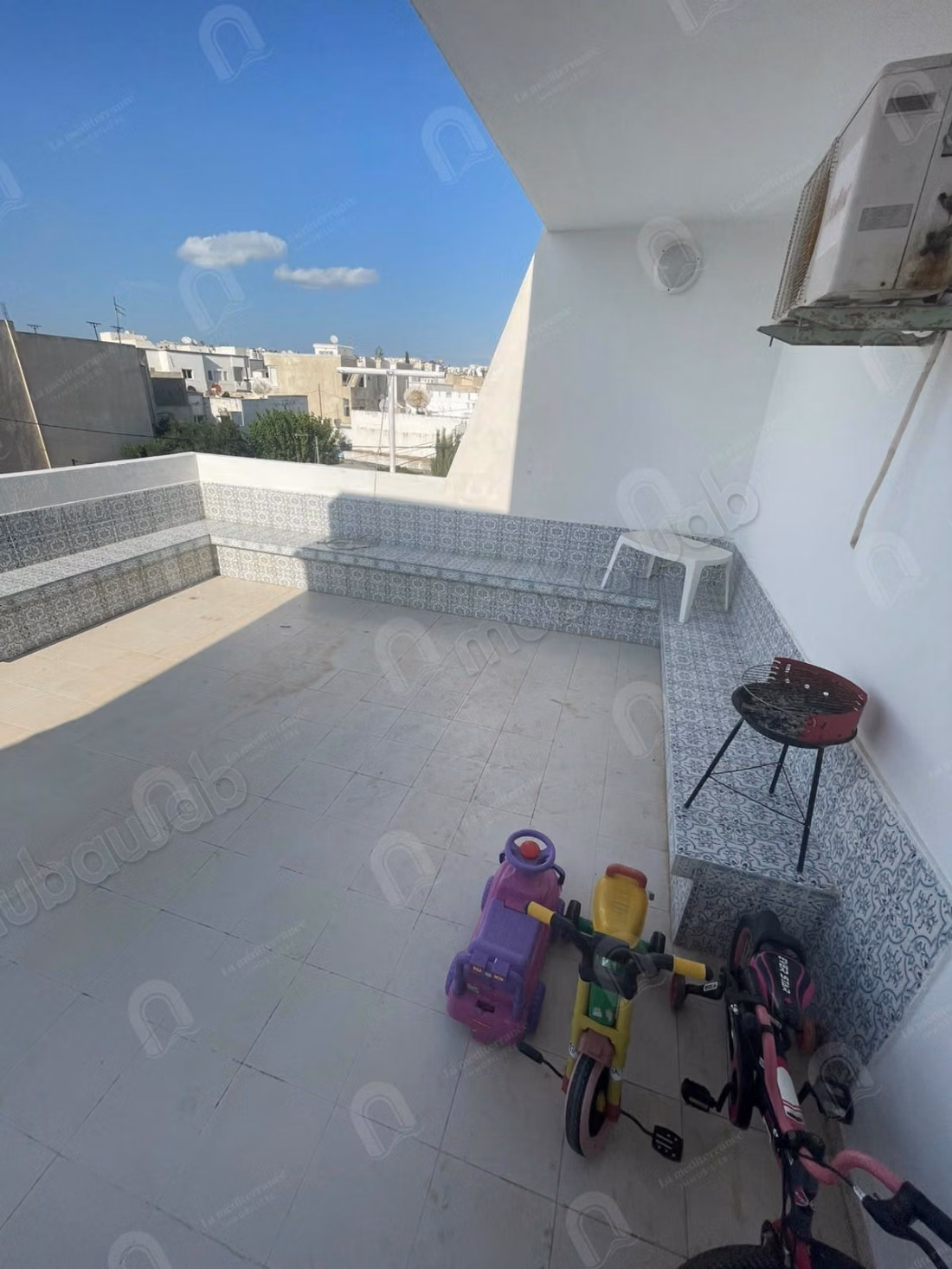 A vendre grande villa avec duplex et studio