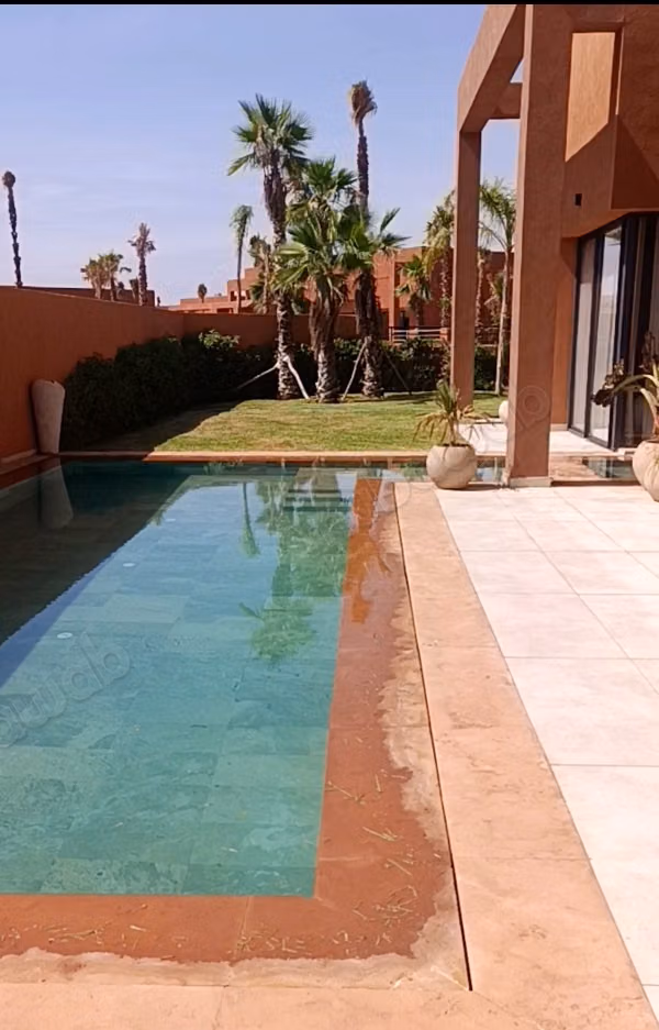 Somptueuse maison à vendre à Route Amizmiz. Surface totale 243 m². Salon traditionnel marocain, résidence sécurisée