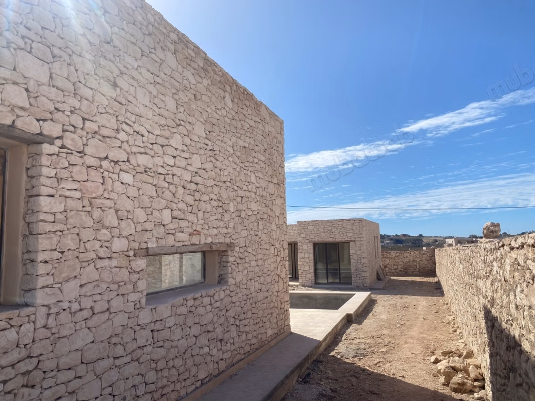 Single-storey villa, with pool, 4 bedrooms