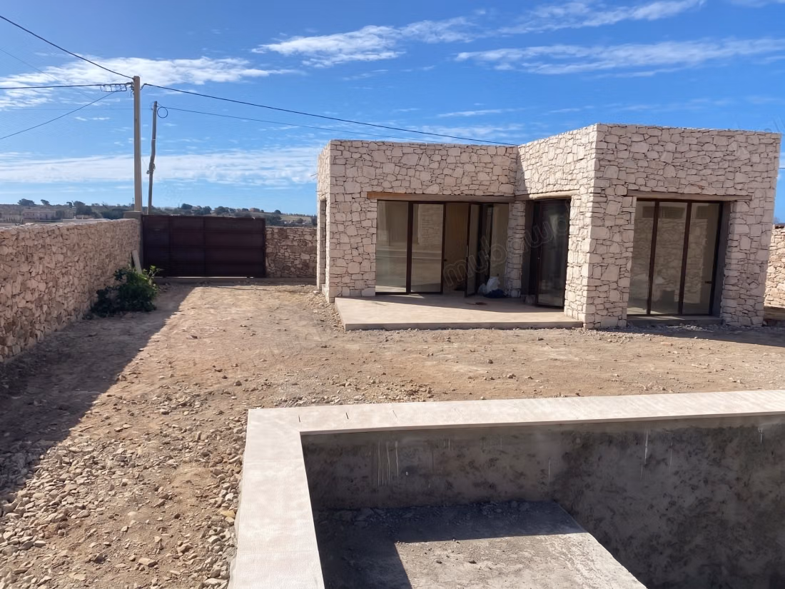Single-storey villa, with pool, 4 bedrooms