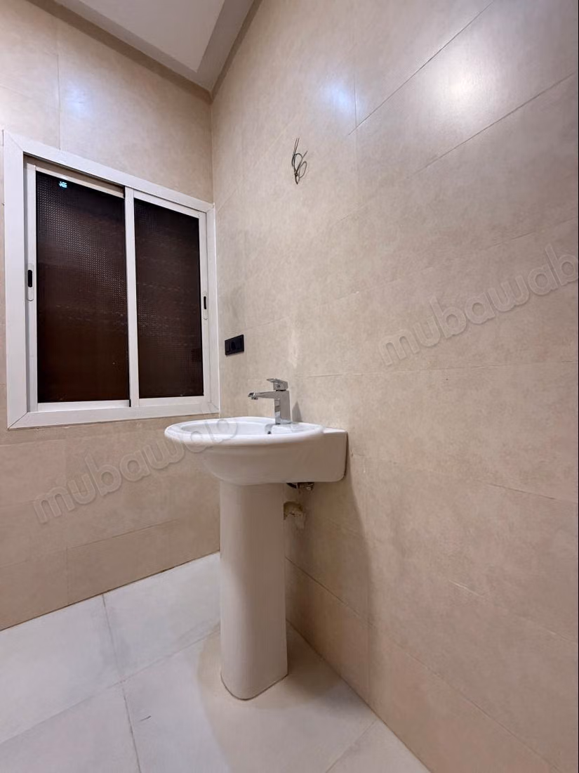 Appartement en location en Centre. 
Surface de 116 m². 
Ascenseur et places de parking