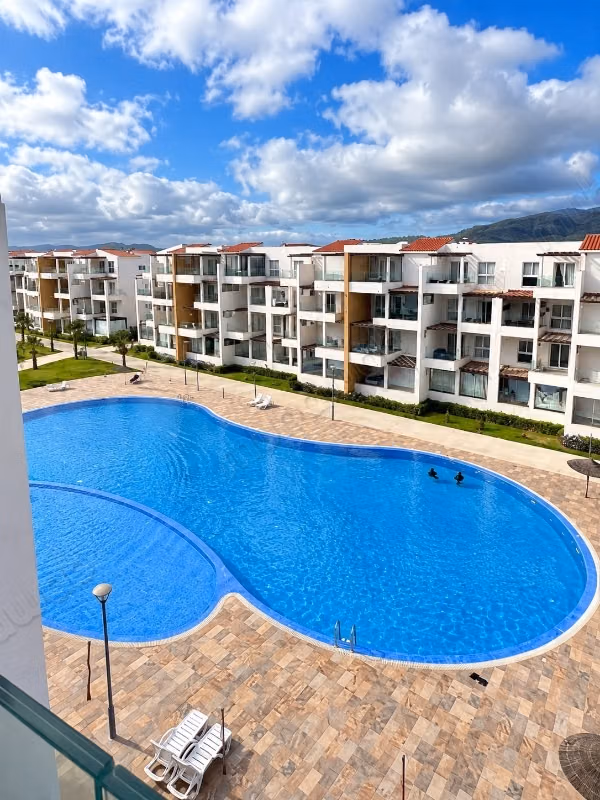 Bel appartement à vendre à Cabo Negro. Superficie 64 m². Piscine et service de Conciergerie