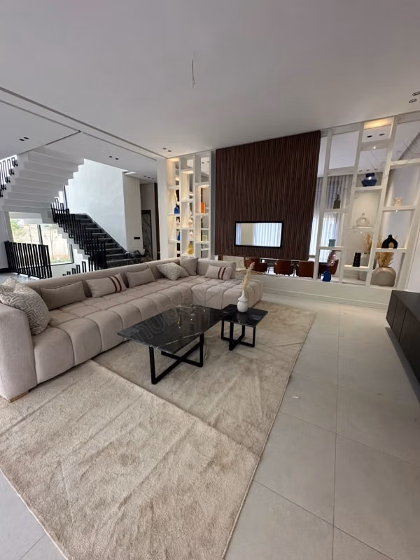 Luxe villa te koop aan de Route de Tahanaout. 5 mooie slaapkamers. Terras en tuin