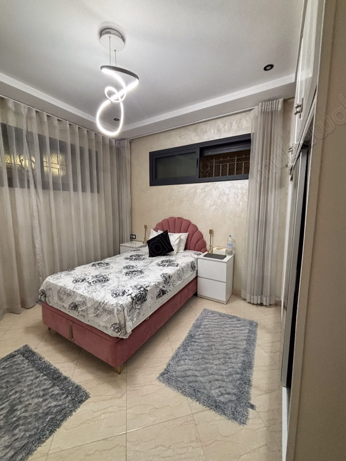 Superbe appartement à louer sur la route Ain Chkaf. 2 grandes pièces. Meublé