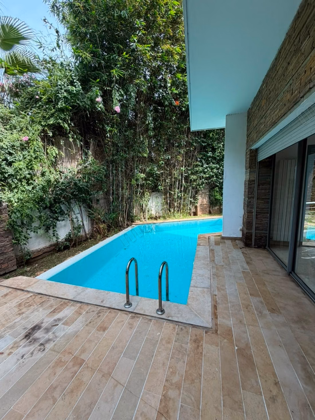 Location villa de luxe à Ain Diab. 4 chambres. Climatisation et piscine