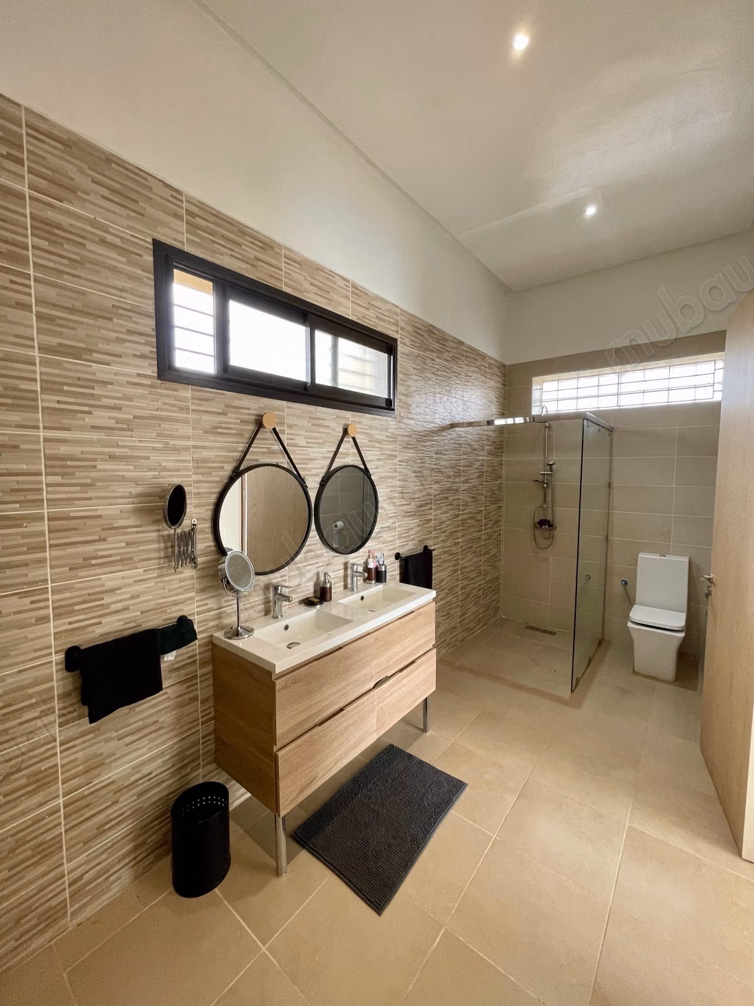 High-end house for sale in Bir Jdid. 5 beautiful bedrooms. All comforts with pool and fireplace