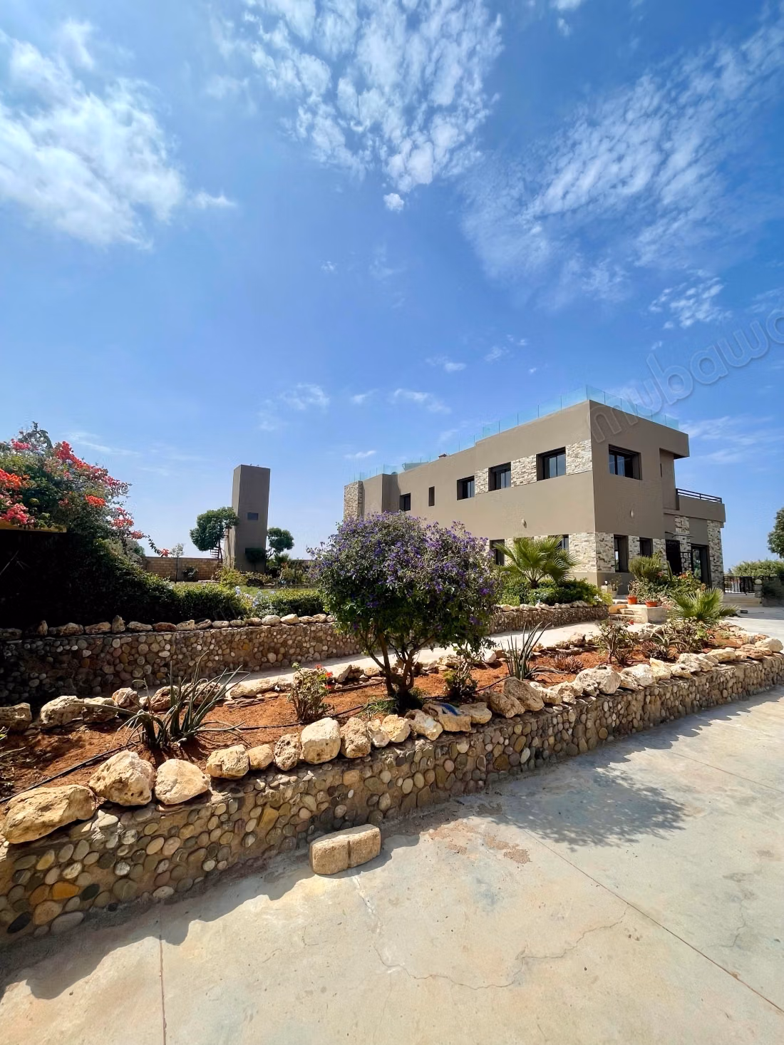 High-end house for sale in Bir Jdid. 5 beautiful bedrooms. All comforts with pool and fireplace