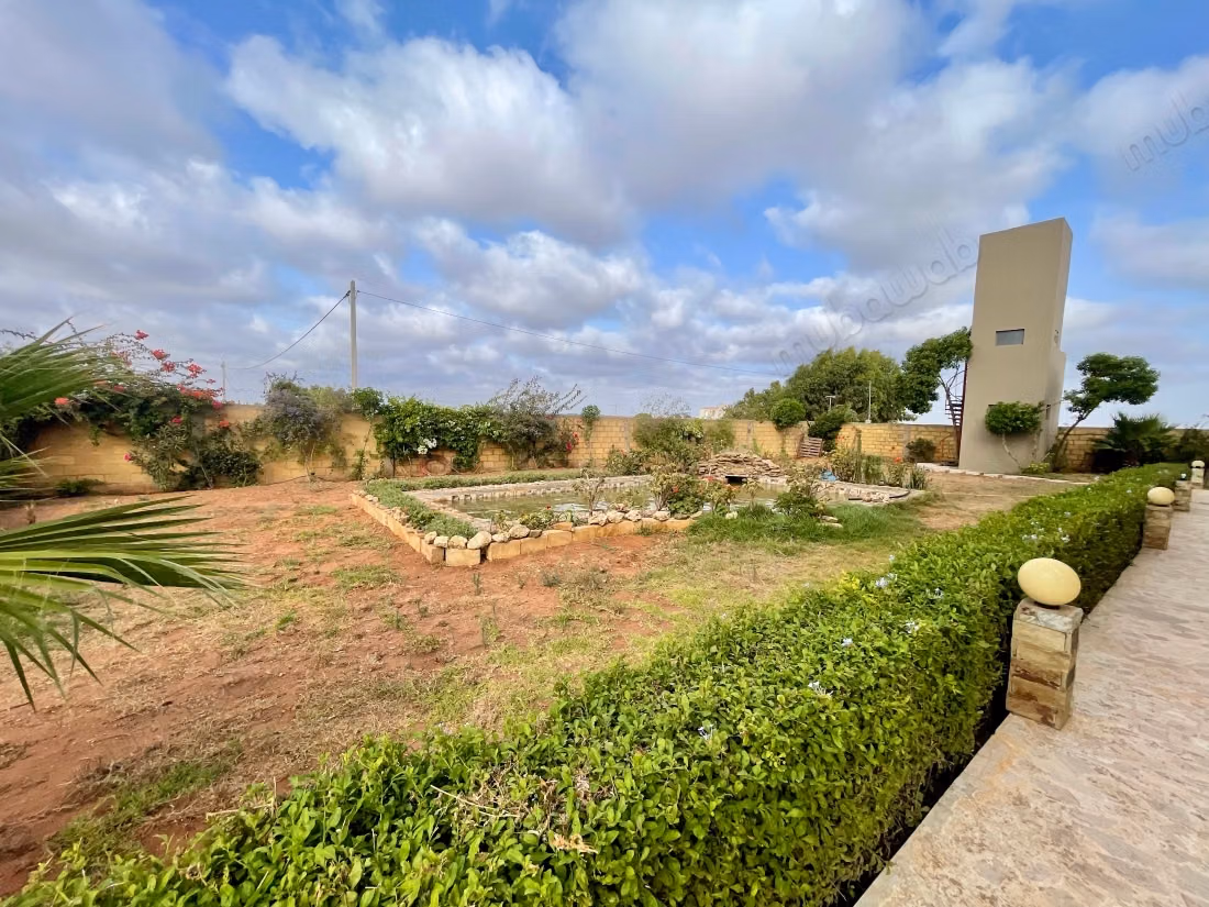 High-end house for sale in Bir Jdid. 5 beautiful bedrooms. All comforts with pool and fireplace
