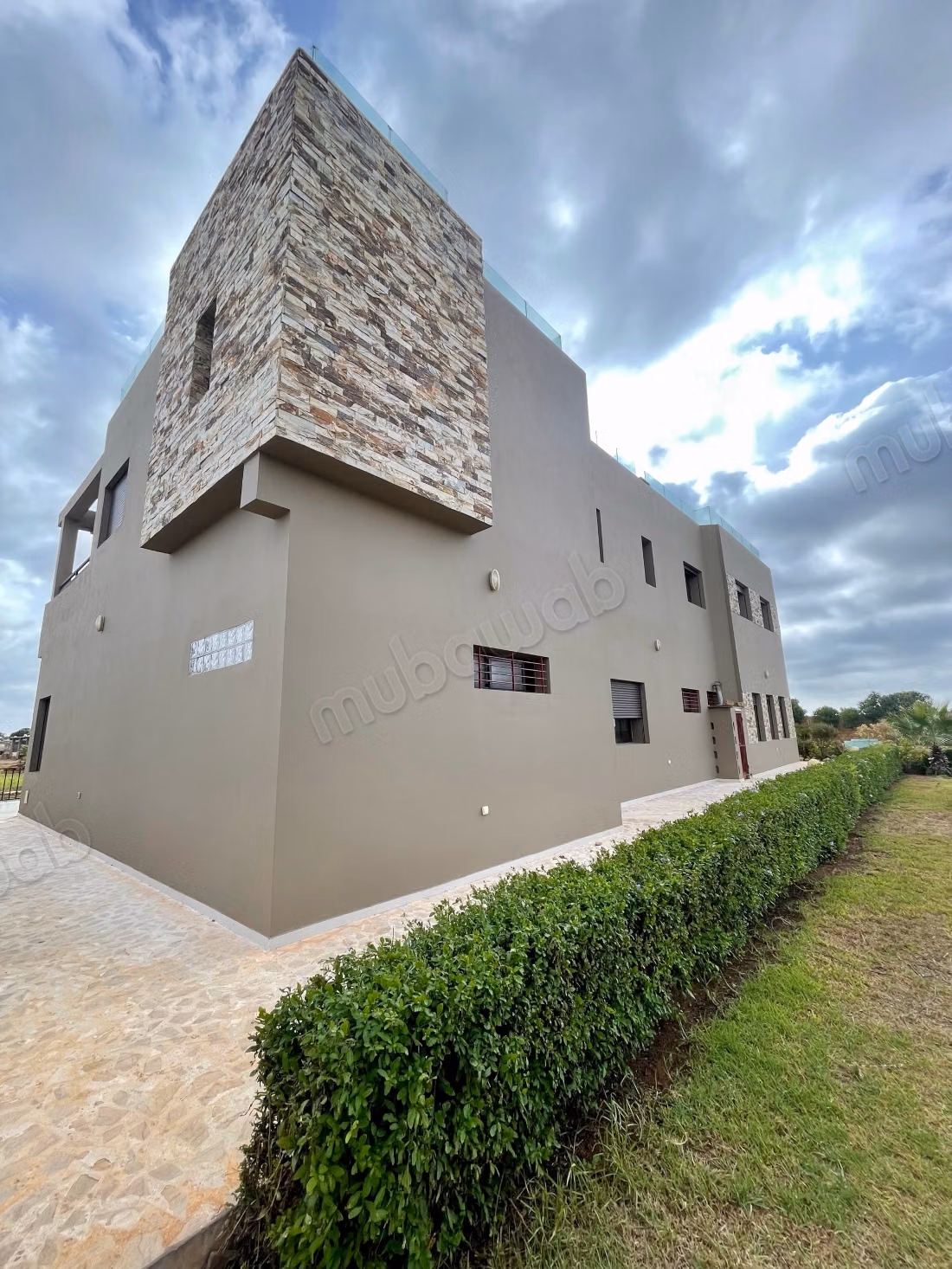 High-end house for sale in Bir Jdid. 5 beautiful bedrooms. All comforts with pool and fireplace