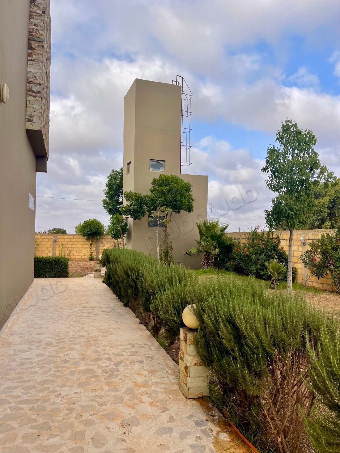 High-end house for sale in Bir Jdid. 5 beautiful bedrooms. All comforts with pool and fireplace