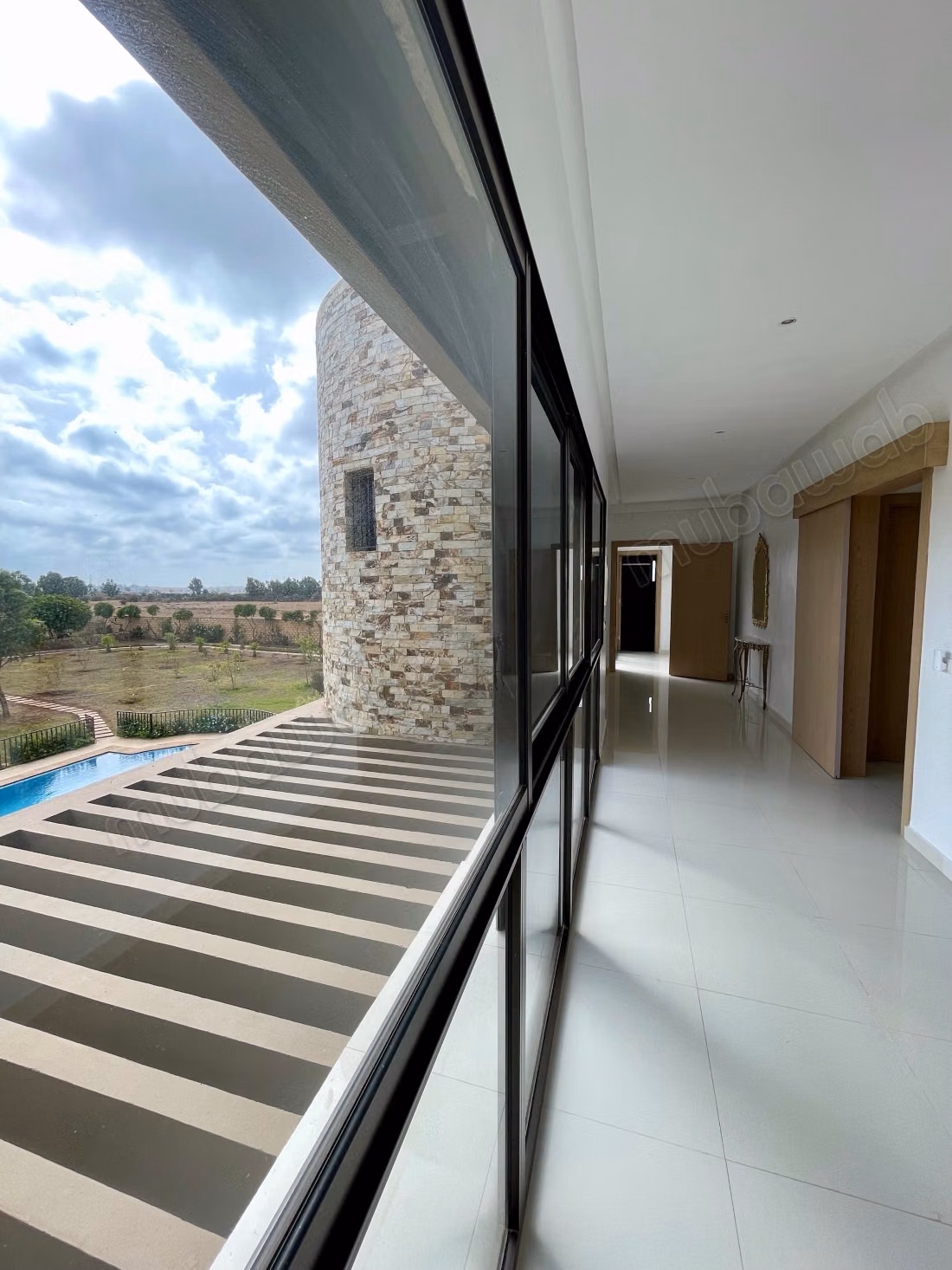 High-end house for sale in Bir Jdid. 5 beautiful bedrooms. All comforts with pool and fireplace