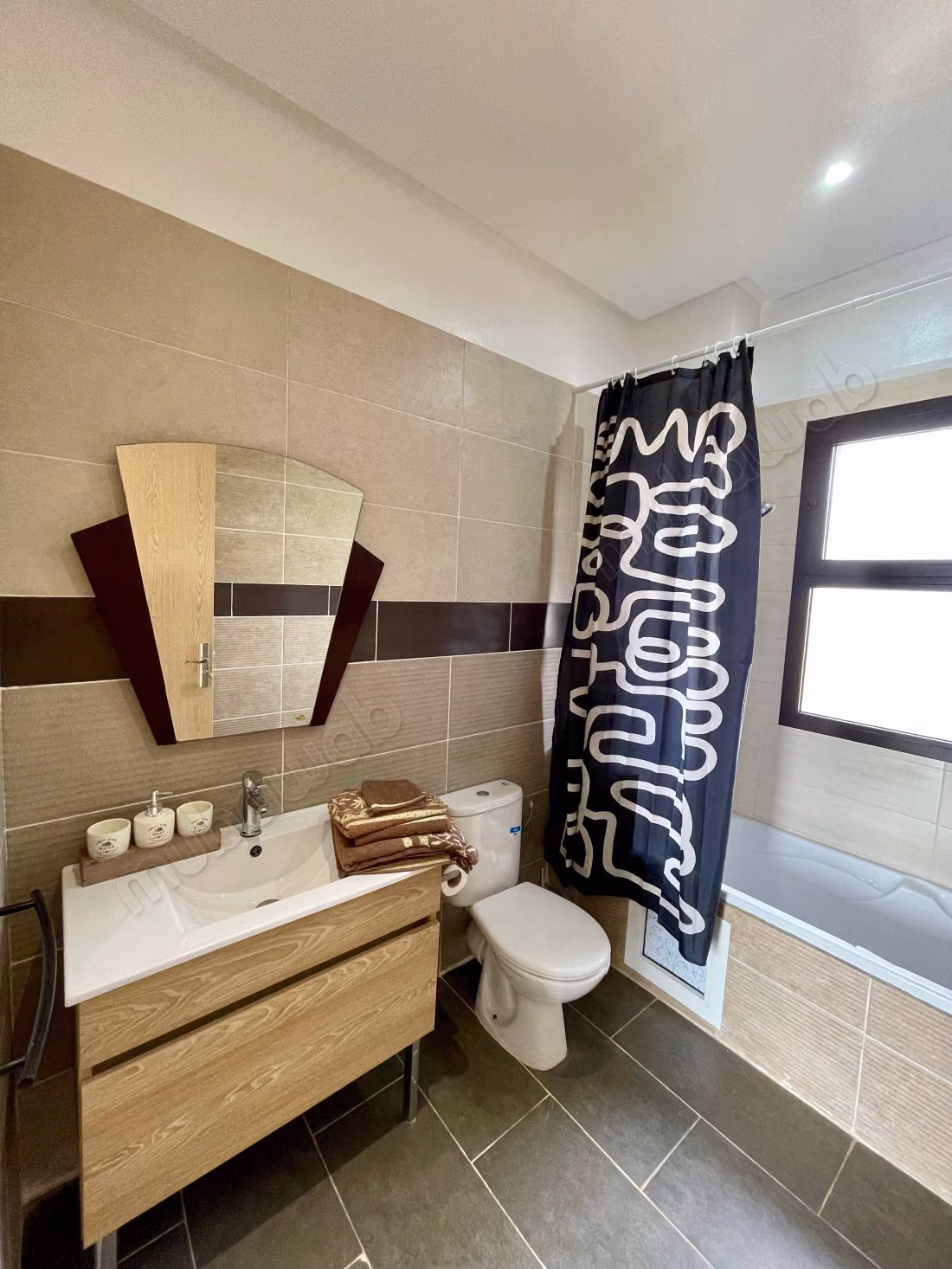 High-end house for sale in Bir Jdid. 5 beautiful bedrooms. All comforts with pool and fireplace