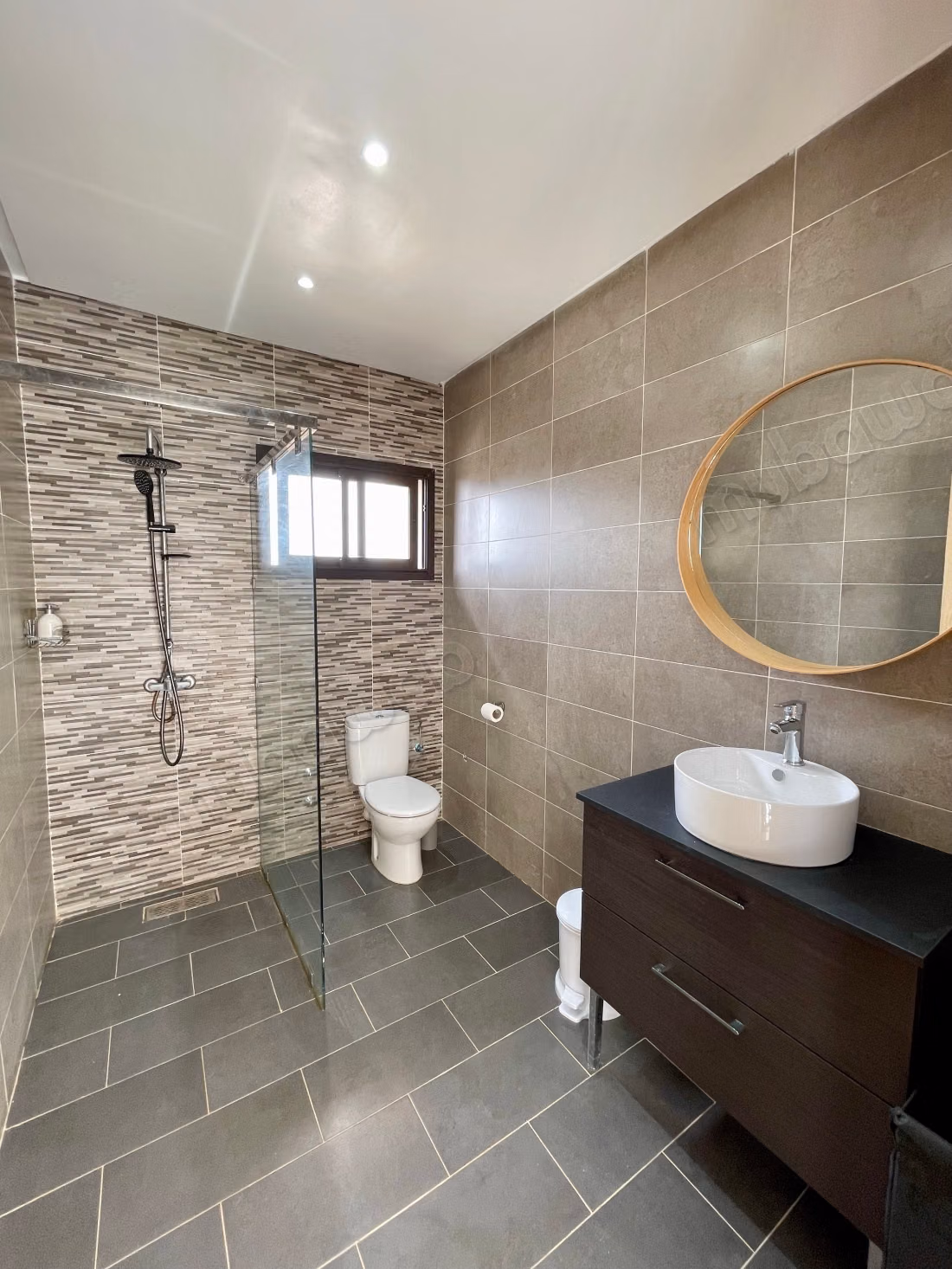 High-end house for sale in Bir Jdid. 5 beautiful bedrooms. All comforts with pool and fireplace