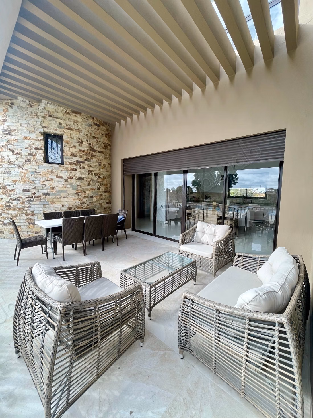 High-end house for sale in Bir Jdid. 5 beautiful bedrooms. All comforts with pool and fireplace
