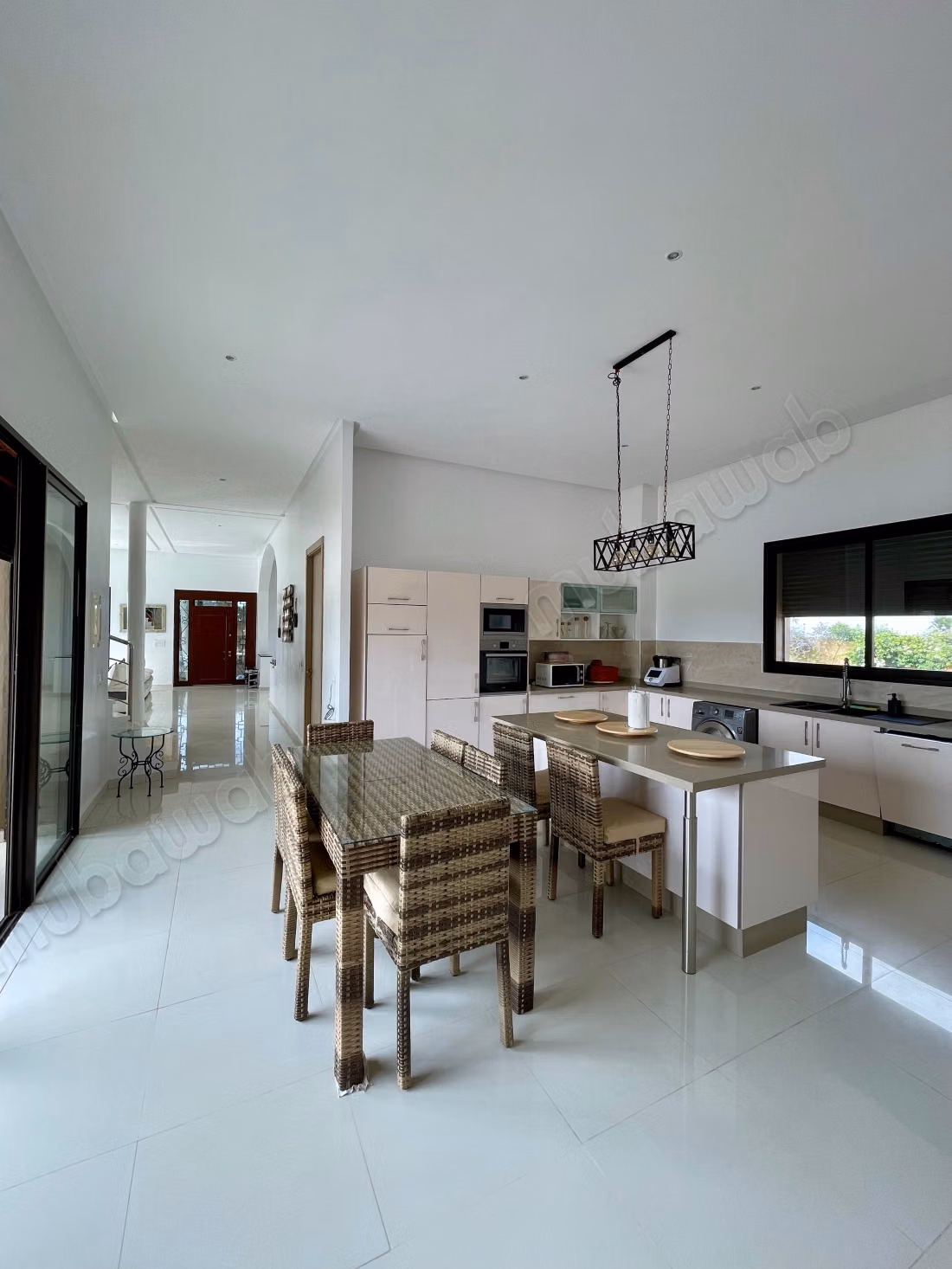 High-end house for sale in Bir Jdid. 5 beautiful bedrooms. All comforts with pool and fireplace