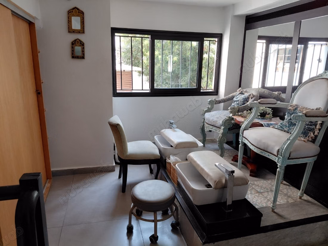 Bureaux et magasins à louer à Ain Diab. Grande surface de 60 m². Service de gardien disponible, climatisation générale