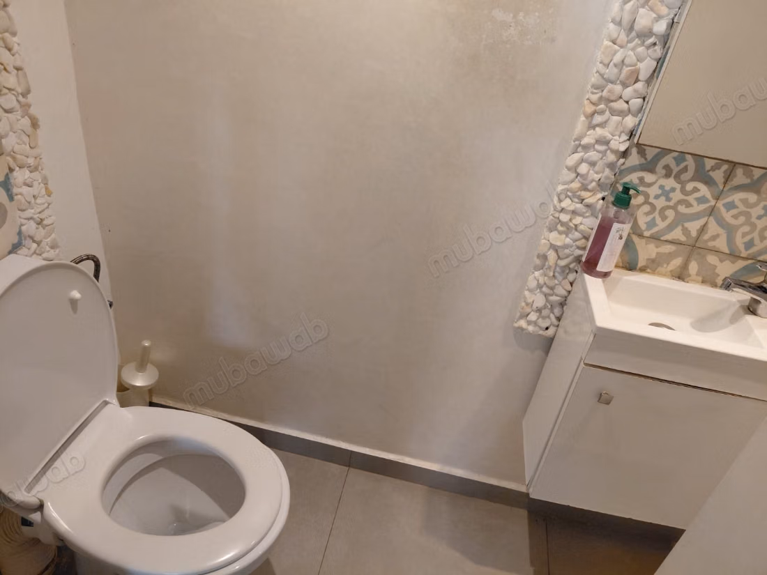 Bureaux et magasins à louer à Ain Diab. Grande surface de 60 m². Service de gardien disponible, climatisation générale