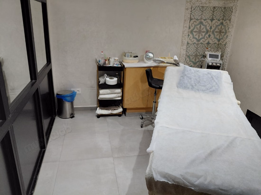 Bureaux et magasins à louer à Ain Diab. Grande surface de 60 m². Service de gardien disponible, climatisation générale