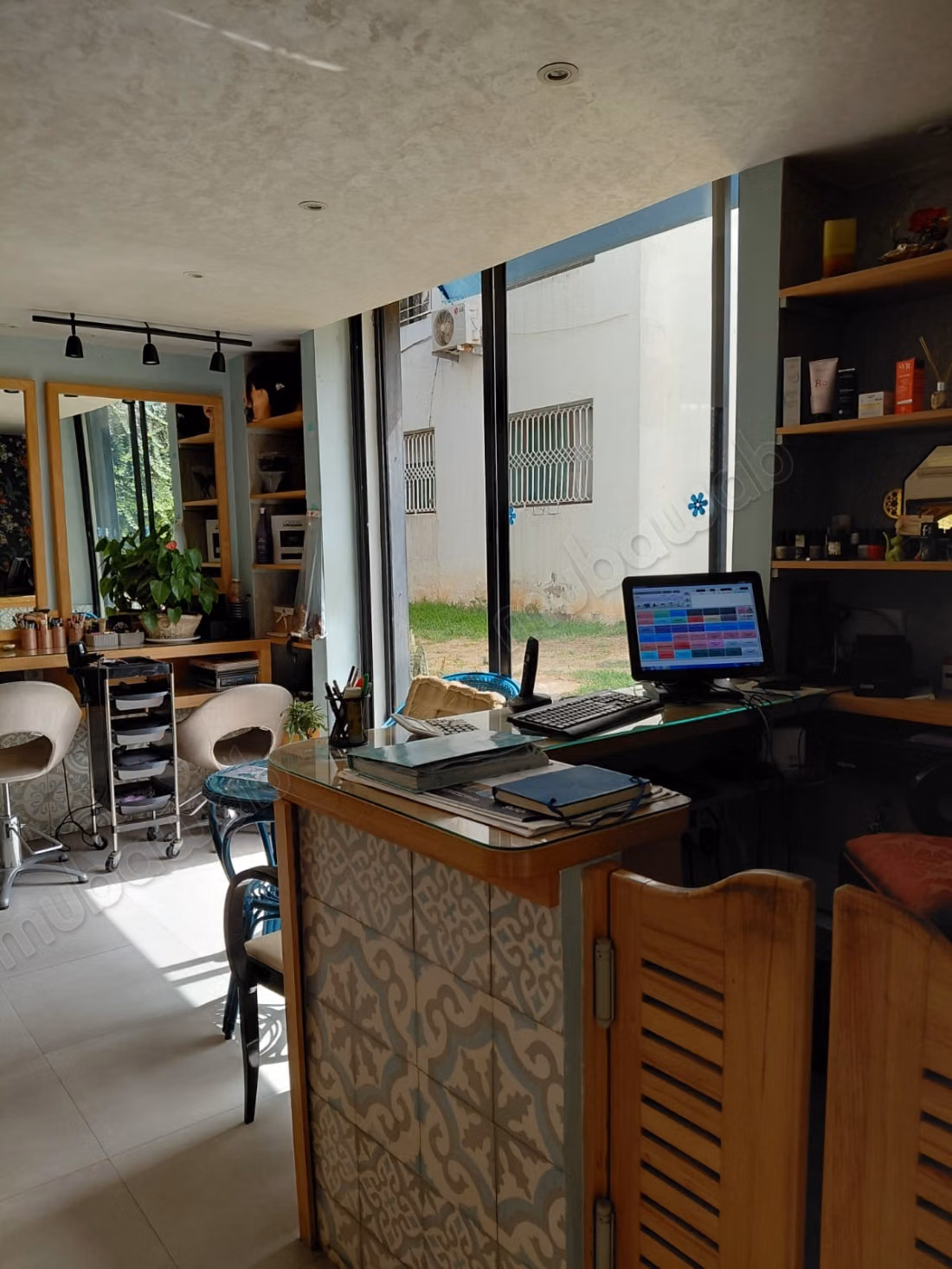 Bureaux et magasins à louer à Ain Diab. Grande surface de 60 m². Service de gardien disponible, climatisation générale