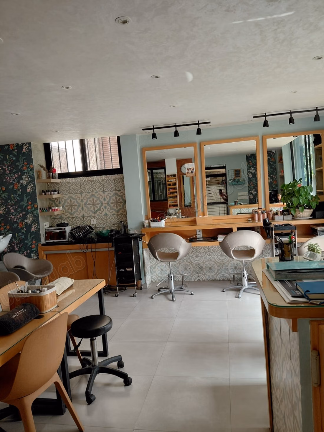 Bureaux et magasins à louer à Ain Diab. Grande surface de 60 m². Service de gardien disponible, climatisation générale