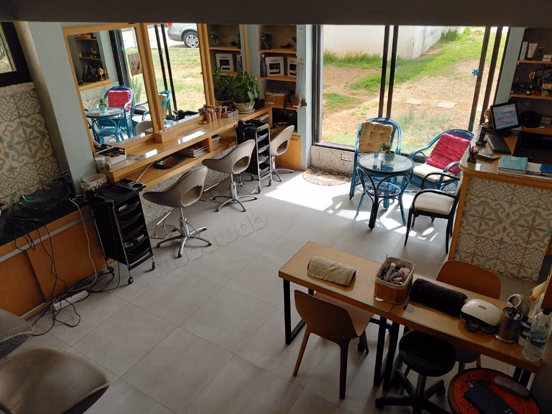 Bureaux et magasins à louer à Ain Diab. Grande surface de 60 m². Service de gardien disponible, climatisation générale