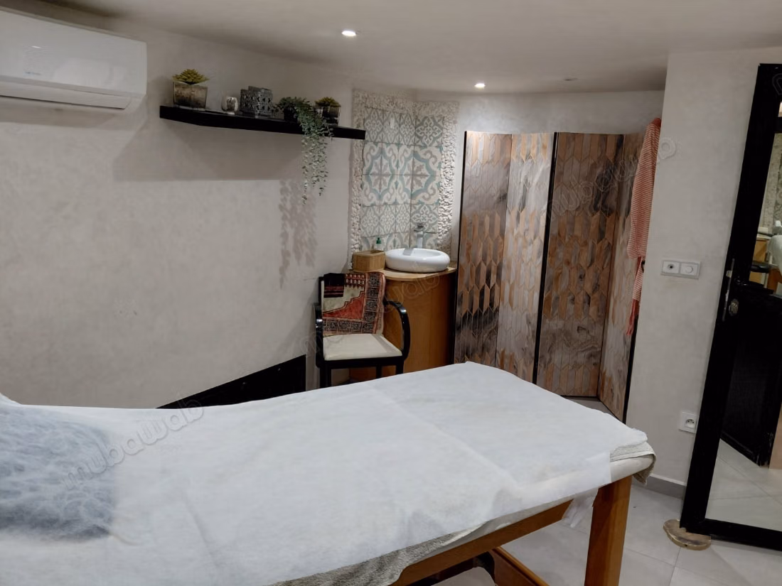 Bureaux et magasins à louer à Ain Diab. Grande surface de 60 m². Service de gardien disponible, climatisation générale