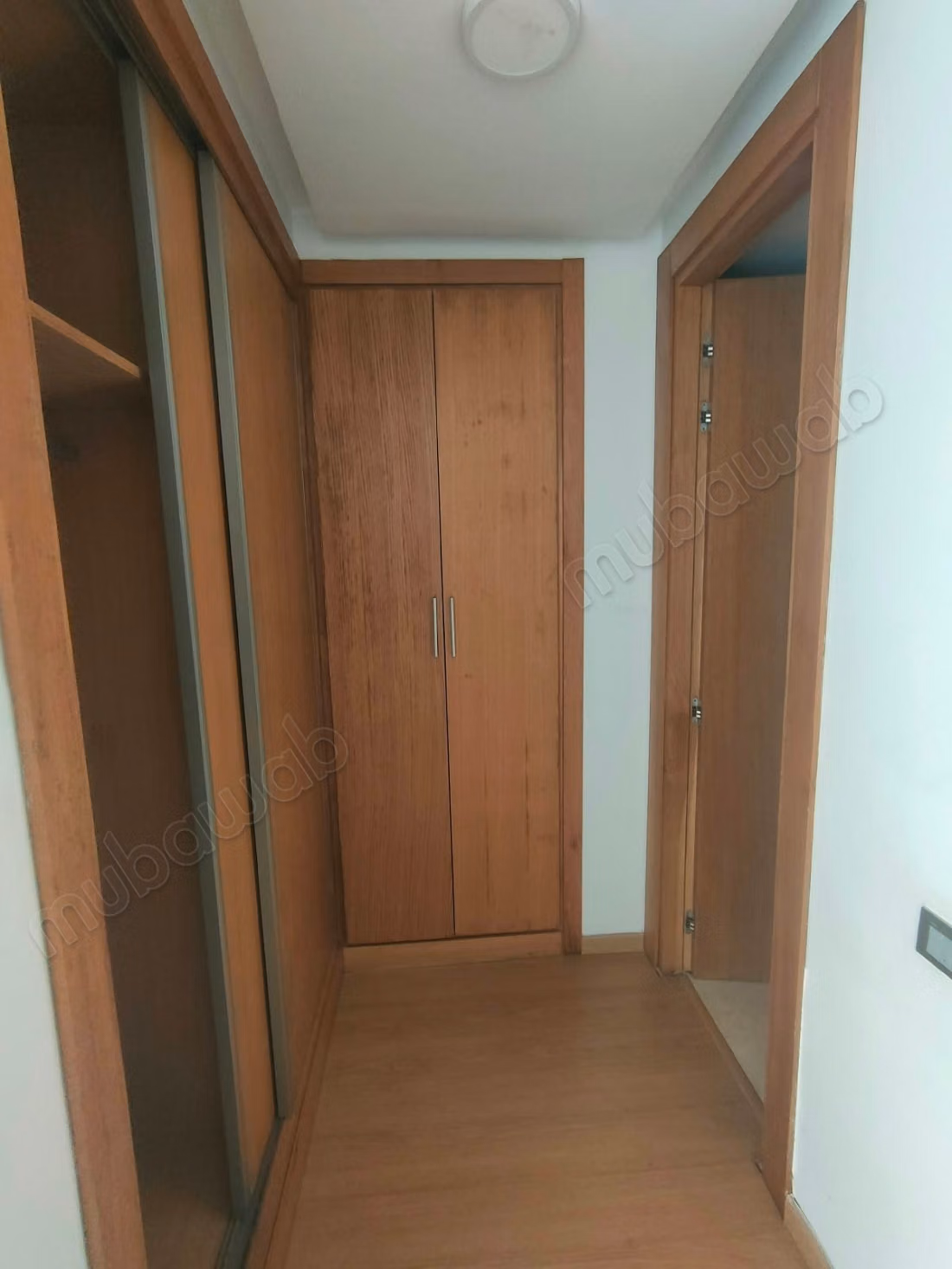 Appartement en location à Souissi. 
3 chambres. 
Double vitrage et chauffage central