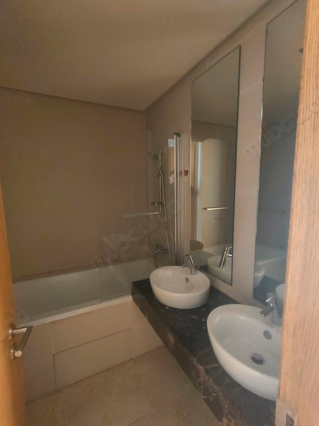 Appartement en location à Souissi. 
3 chambres. 
Double vitrage et chauffage central