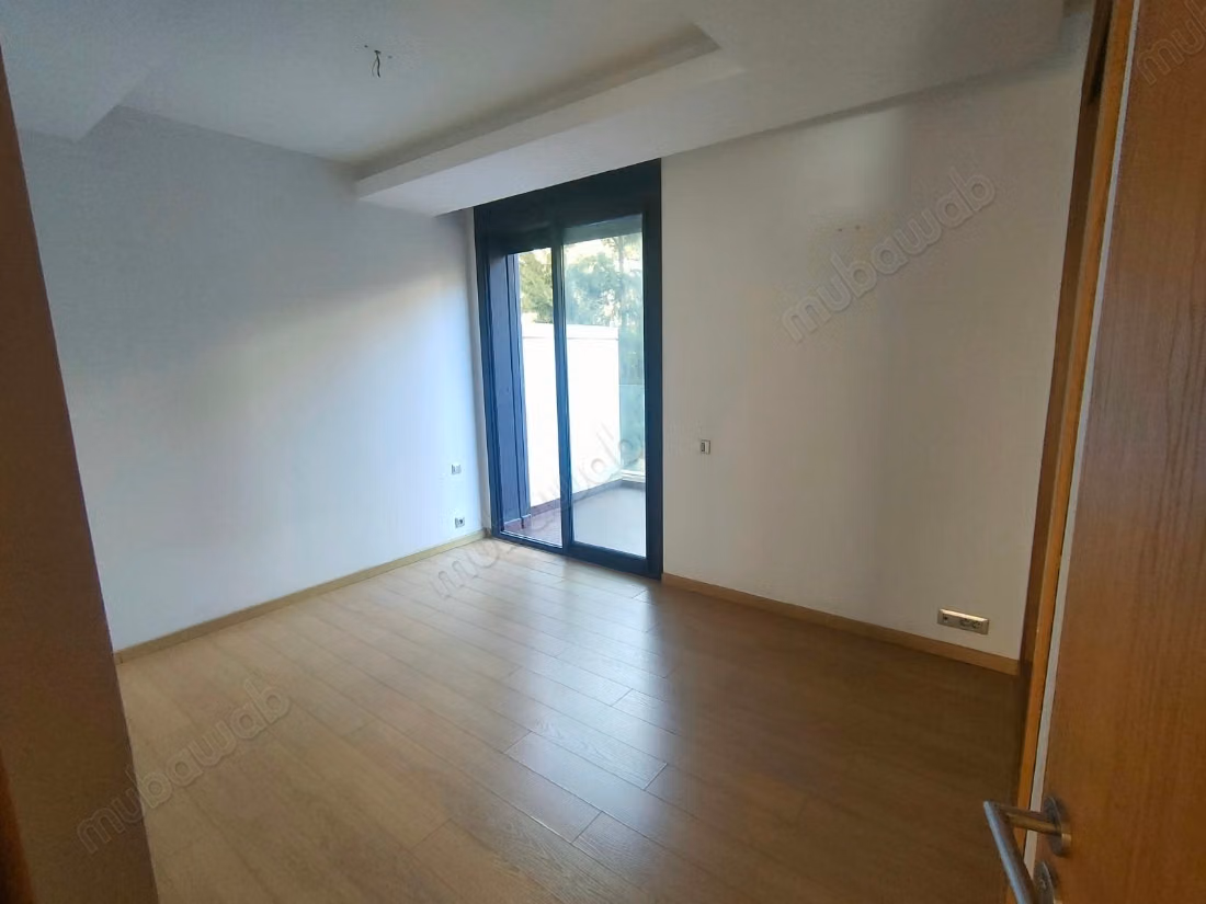 Appartement en location à Souissi. 
3 chambres. 
Double vitrage et chauffage central